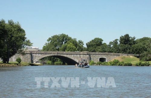 Cầu đá cổ nằm trong không gian ven sông Potomac mang vẻ đẹp kiến trúc vượt thời gian, được bảo tồn như một phần di sản cảnh quan gắn với lịch sử phát triển của thủ đô Washington D.C. Ảnh: Ngọc Quang - PV TTXVN tại Mỹ