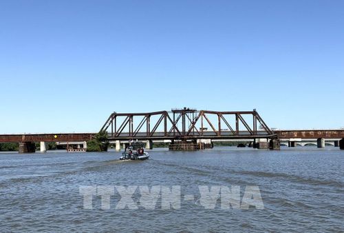 Cầu đường sắt cổ bắc qua sông Potomac là dấu tích của một thời kỳ phát triển giao thông lâu đời, được gìn giữ như một phần trong cảnh quan lịch sử của khu vực thủ đô Washington D.C. Ảnh: Ngọc Quang - PV TTXVN tại Mỹ