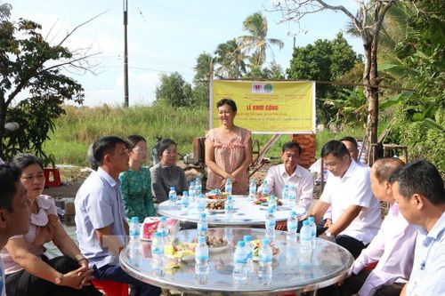 Đại diện gia đình Ông Nguyễn Văn Sáu, xã Hỏa Lựu, thành phố Cần Thơ cảm ơn các cấp, tổ chức xây dựng nhà tình thương cho gia đình. Ảnh: Duy Khương - TTXVN