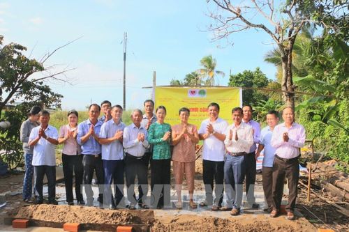 Khởi công xây dựng nhà tình thương cho đối tượng yếu thế tại xã Hỏa Lựu, thành phố Cần Thơ. Ảnh: Duy Khương - TTXVN