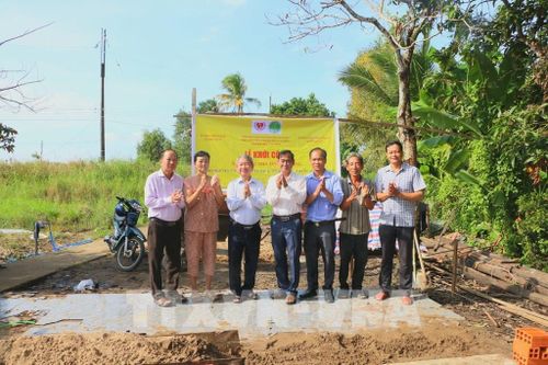 Khởi công xây dựng nhà tình thương cho đối tượng yếu thế tại xã Hỏa Lựu, thành phố Cần Thơ. Ảnh: Duy Khương - TTXVN