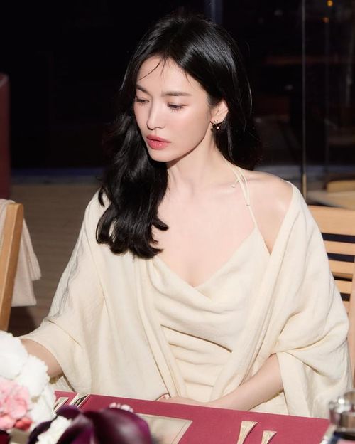 Song Hye Kyo chăm diện trang phục gợi cảm, tôn lên sắc vóc căng tràn nhựa sống ở tuổi 45. Ảnh: IGNV