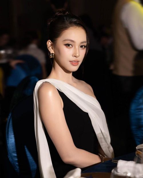 Tiểu Vy "lên đồ" sang chảnh mỗi khi tham gia các sự kiện của giới showbiz hoặc lịch trình công việc. Ảnh: FBNV