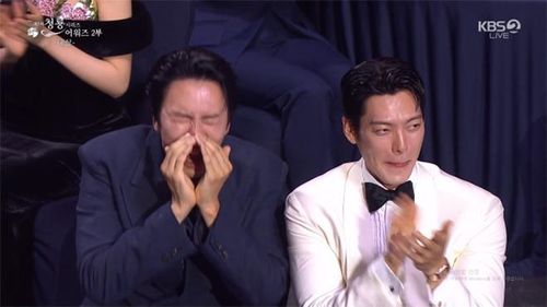 Kim Woo Bin cười ngượng ngùng khi Shin Min Ah xuất hiện trên sân khấu - Tạp chí SaoStar