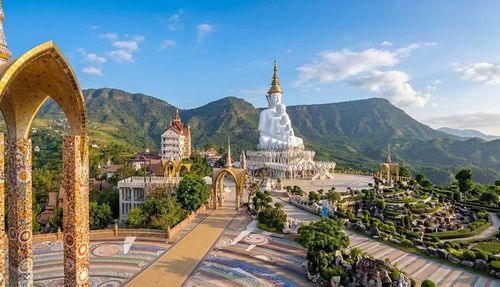 Wat Phu Khao Kaew là quần thể đền thờ cổ bằng sa thạch mang phong cách kiến trúc Khmer