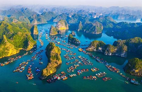 Vịnh Hạ Long đã giành được rất nhiều giải thưởng, danh hiệu danh giá cấp quốc gia và quốc tế nhờ vào cảnh quan thiên nhiên kỳ vĩ đặc sắc của mình