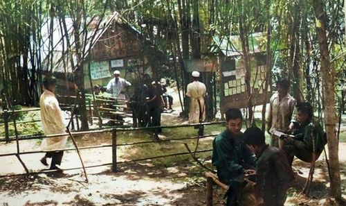 Phút thư giãn ít ỏi của bộ đội Trường Sơn tại lán quân y (ảnh: Hang NH)