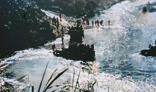 Các chiến sỹ Trung đoàn 70 thồ hàng vượt suối tuyến Tây Trường Sơn tháng 9/1961 (ảnh: Hang NH)