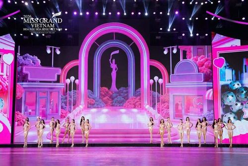 Các thí sinh trình diễn áo tắm trong đêm chung kết Miss Grand Vietnam 2026.