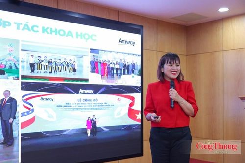 Bà Ôn Minh Hằng - Phó Tổng giám đốc Amway Việt Nam trình bày tham luận với chủ đề “Sản phẩm xanh - Sống khỏe mạnh: Xu hướng chăm sóc sức khỏe chủ động vì một cộng đồng hạnh phúc, viên mãn”.