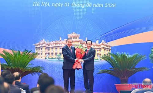 Tổng Bí thư, Chủ tịch nước Tô Lâm tặng hoa chúc mừng hội nghị.