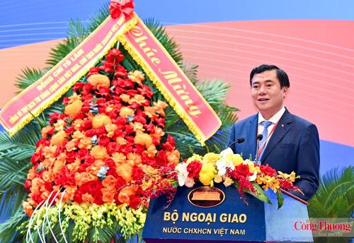Thứ trưởng Bộ Công Thương Nguyễn Sinh Nhật Tân phát biểu tham luận tại hội nghị.