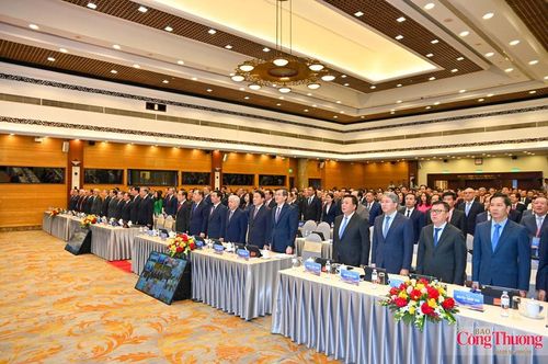Tham dự Hội nghị còn có các đồng chí Ủy viên Ban Chấp hành Trung ương Đảng, các đồng chí lãnh đạo các ban, bộ, ngành, đoàn thể Trung ương. Các đồng chí lãnh đạo Tỉnh ủy, Thành ủy, Hội đồng nhân dân, Ủy ban nhân dân 34 tỉnh, thành phố trực thuộc Trung ương. Lãnh đạo các tập đoàn lớn và tiêu biểu. Tại các điểm cầu trực tuyến ở các địa phương có dự tham dự của các Ủy viên Trung ương Đảng, Ban Thường vụ Tỉnh ủy, lãnh đạo các sở, ban, ngành của 34 tỉnh, thành phố trực thuộc Trung ương.