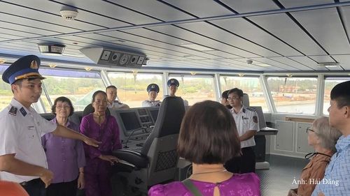 Thượng úy Trần Quốc Khánh, Phó Thuyền trưởng tàu CSB 8002 giới thiệu với đoàn về chức năng, nhiệm vụ của tàu.