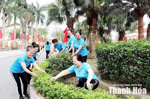 Ngày “Chủ nhật xanh” dọn sạch những tuyến đường của phụ nữ xã Nga Sơn.