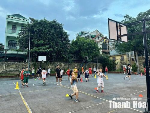 Trẻ tham gia lớp học bóng rổ của Trung tâm bóng rổ THBC (phường Hạc Thành).
