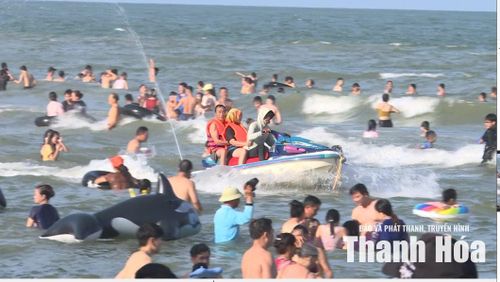 Mô tô nước hoạt động trái phép tại khu vực bãi tắm B, phường Sầm Sơn.