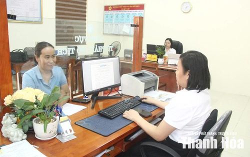 Công chức Trung tâm Phục vụ hành chính công xã Quý Lộc giải quyết thủ tục hành chính cho người dân.