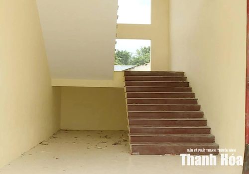 Nhiều hạng mục như hệ thống cửa, lan can và phần hoàn thiện của công trình vẫn chưa được thi công đồng bộ.