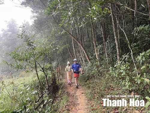 Hoạt động đi bộ khám phá thiên nhiên ngày càng được giới trẻ yêu thích.