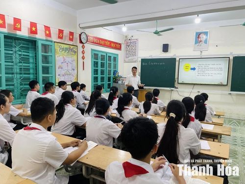 Nhà trường chú trọng đổi mới phương pháp giảng dạy, ứng dụng công nghệ thông tin và phát huy tính chủ động, sáng tạo của học sinh.