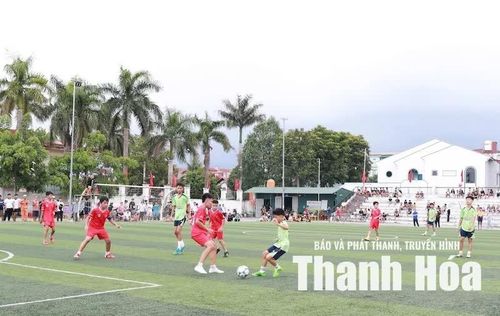 Các cầu thủ nhí thi đấu quyết tâm, cống hiến nhiều pha bóng hấp dẫn ngay trong ngày đầu Giải Bóng đá Thiếu nhi Thiệu Hóa - Cúp ALIVIA năm 2026.