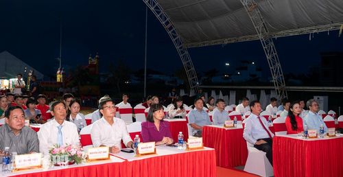 Các đại biểu tham dự lễ khai mạc.