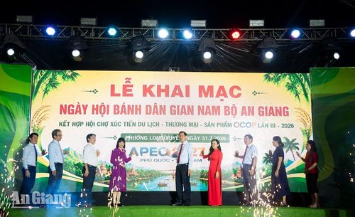 Các đại biểu thực hiện nghi thức khai mạc ngày hội.