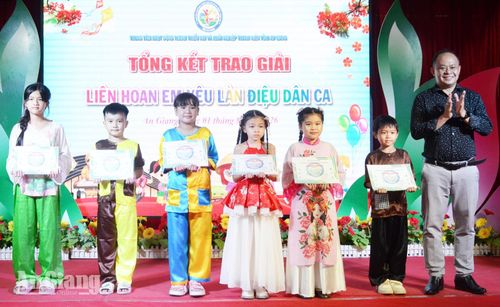 Ban tổ chức trao giải nhất, nhì, ba cho thí sinh đạt giải nội dung đơn ca khối tiểu học.