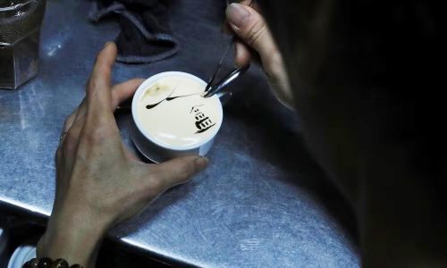  Người pha chế trang trí cho ly càphê trứng với hình ảnh Tháp Rùa. 