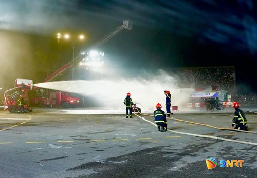 Cảnh sát phòng cháy chữa cháy và cứu nạn cứu hộ tổng duyệt phương án cứu nạn, cứu hộ với nhiều phương tiện chuyên dụng. Ảnh: CÔNG - LÂM