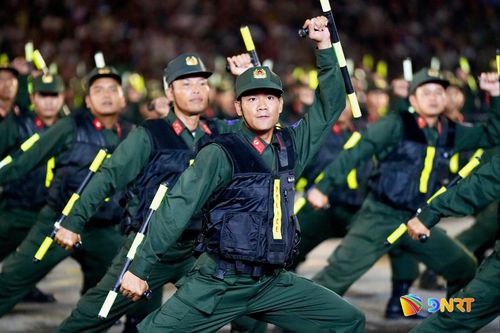 Cảnh sát cơ động đồng diễn võ thuật. Ảnh: CÔNG - LÂM