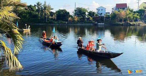 Du ngoạn trên sông Cổ Cò bằng thuyền. Ảnh: ĐOÀN HẠO LƯƠNG