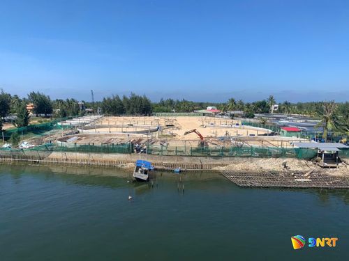 Hộ ông Trần Công Thành (xã Tam Anh) tháo dỡ trang trại nuôi tôm để bàn giao mặt bằng. Ảnh: CÔNG TÚ