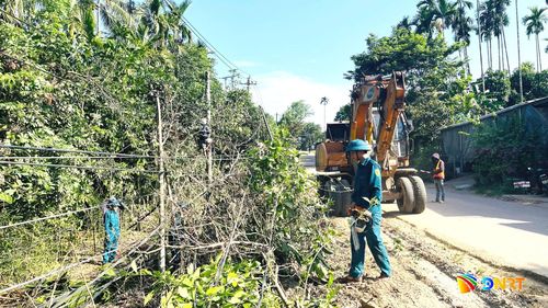 Xã Thạnh Bình huy động các lực lượng ra quân cuối tuần hỗ trợ chặt dọn cây cối, tháo dỡ nhà cửa, vật kiến trúc để bàn giao mặt bằng thi công Dự án Liên kết vùng miền Trung tỉnh Quảng Nam. Ảnh: CÔNG TÚ