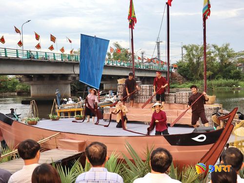 Một hoạt cảnh văn nghệ đậm chất truyền thống trong lễ khai mạc. Ảnh: QUỐC TUẤN