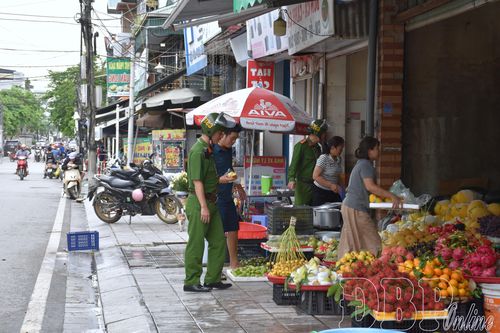 Công an phường Điện Biên Phủ nhắc nhở các hộ kinh doanh trên địa bàn chấp hành quy định về trật tự đô thị.