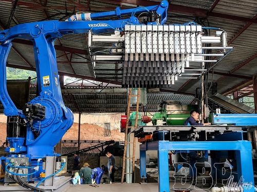 CCB Lưu Công Ruyên, Giám đốc Công ty TNHH Duyên Hùng là một trong tấm gương làm kinh tế giỏi, tạo việc làm cho hàng trăm lao động. Trong ảnh: Công nhân Công ty TNHH Duyên Hùng vận hành máy móc.