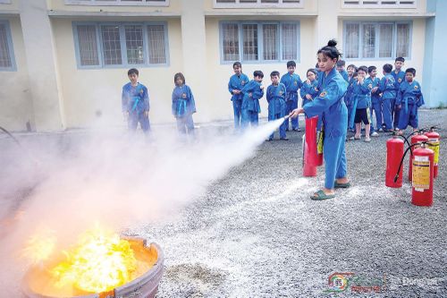 Thực hành chữa cháy - ảnh chụp tại phường Trảng Bom. Ảnh: Võ Văn Vẹn