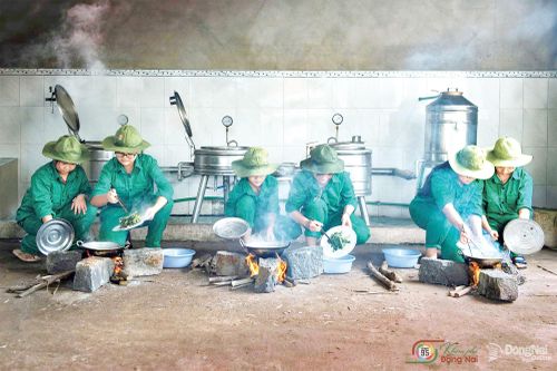 Vào bếp - ảnh chụp tại phường Trị An. Ảnh: Trần Văn Sơn