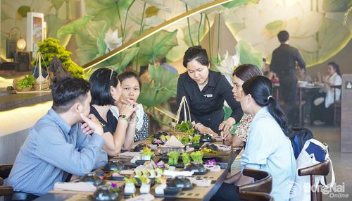 Khách đến thưởng thức món chay tại nhà hàng chay Tuệ Biên Hòa.