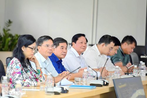 Thành ủy viên, Phó Chủ tịch HĐND thành phố Đồng Nai Trần Văn Mi (thứ 4 từ phải qua) và Thành ủy viên, Phó Chủ tịch HĐND thành phố Huế Lương Bảo Toàn (thứ 5 từ phải qua) tham dự buổi làm việc với Ban Quản lý dự án Sân bay Long Thành. Ảnh: CTV