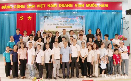 Các đại biểu chụp ảnh lưu niệm.