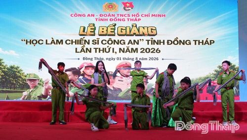 Tiết mục văn nghệ tại lễ bế giảng.
