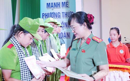 Đại tá Võ Thị Hoài Ngọc, Phó Giám đốc Công an tỉnh Đồng Tháp trao Giấy chứng nhận hoàn thành khóa học cho học viên.