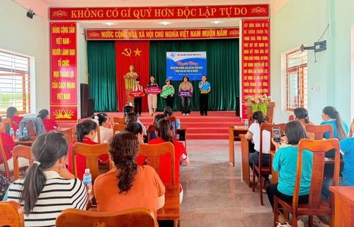 Cán bộ, hội viên phụ nữ xã Cửu An tham gia tuyên truyền bảo vệ môi trường bằng hình thức sân khấu hóa qua các tiểu phẩm. Ảnh: Ánh Kiều