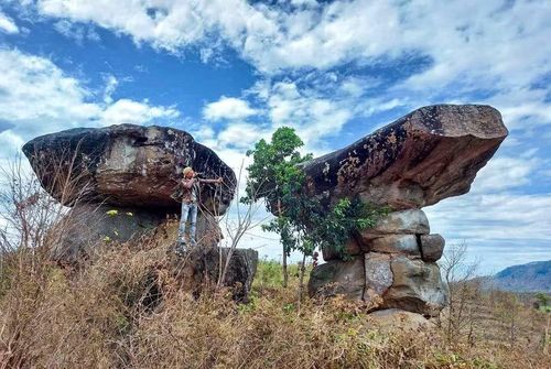  Đá vợ chồng ở làng Plei Thơ Ga (xã Chư Pưh). Ảnh: H.N 