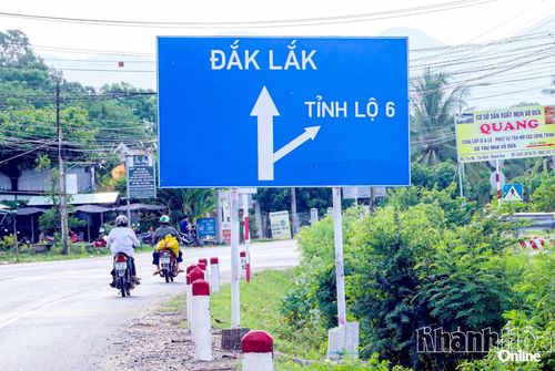 Bảng chỉ dẫn vào con đường làng.