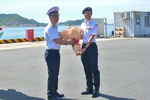 Đại tá Nguyễn Hải Châu tặng hoa cho Đại tá Siswi Herlini.