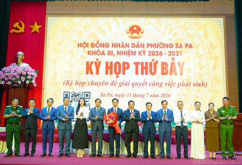 Đồng chí Phan Đăng Toàn - Ủy viên Ban Thường vụ Tỉnh ủy, Trưởng Ban Nội chính Tỉnh ủy cùng lãnh đạo phường Sa Pa tặng hoa chúc mừng đồng chí Tô Ngọc Liễn và đồng chí Cao Bá Quý.
